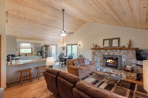 TV, fireplace, DVD player, ping pong - HappiNest: Hot Tub + Fire Pit + Mountain Views (Fleetwood)