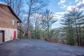 Property grounds - HappiNest: Hot Tub + Fire Pit + Mountain Views (Fleetwood)