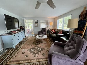 Smart TV, DVD player, table tennis, books - Magical Sunsets, Ultimate Comfort at Waterfront Retreat in Rural PA  (Cambridge Springs)