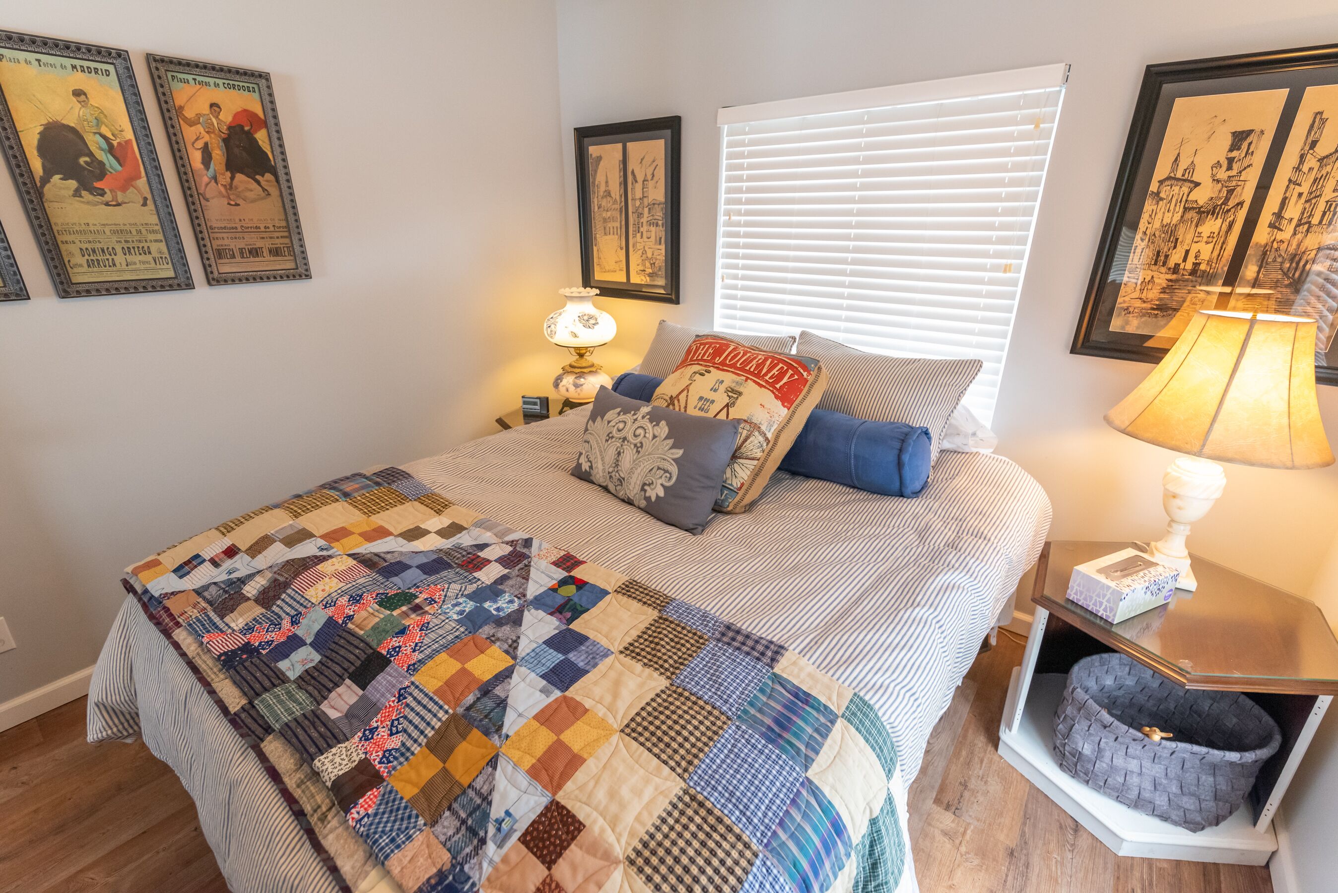 2 Schlafzimmer, Schreibtisch, Bügeleisen/Bügelbrett, Reisekinderbett