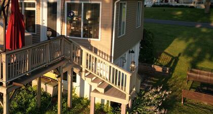 Magical Sunsets, Ultimate Comfort at Waterfront Retreat in Rural PA
