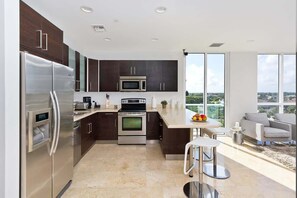 Kjøleskap, mikrobølgeovn, ovn og kokeplater