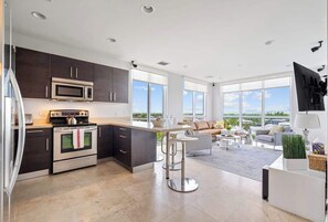 Een koelkast, een microgolfoven, een oven, een kookplaat