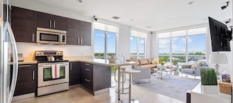 Hemingway Penthouse South - Two Blocks from the Beach!