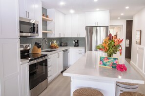 Réfrigérateur, four à micro-ondes, un four, surface de cuisson