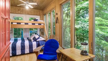 4 bedrooms, WiFi, bed sheets