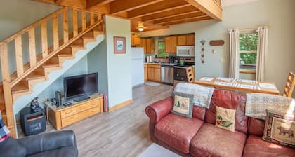 Fleetwood Falls - VIEWS - Lake and New River Access - Close to Todd & Boone - 30 Min to Skiing