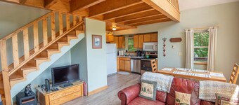 Fleetwood Falls - VIEWS - Lake and New River Access - Close to Todd & Boone - 30 Min to Skiing