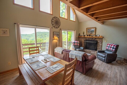 Fleetwood Falls - VIEWS - Lake and New River Access - Close to Todd & Boone - 30 Min to Skiing