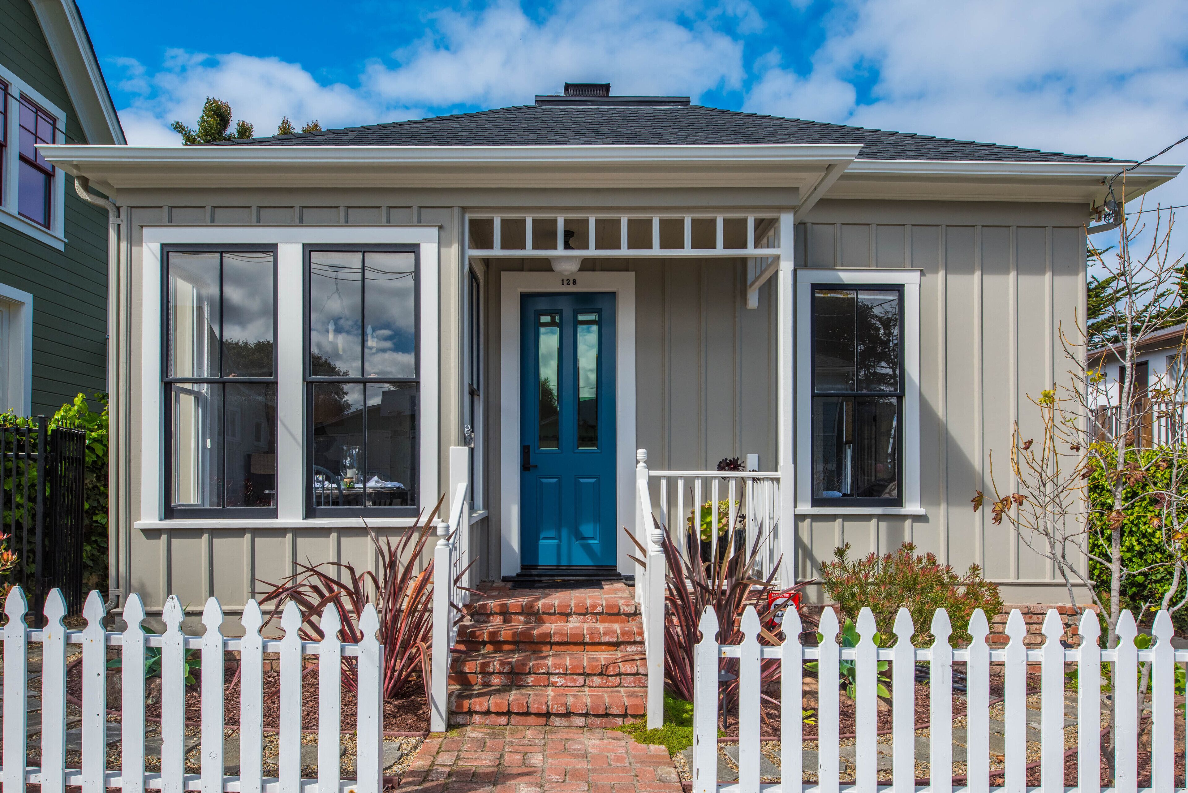 3746 The Guest House ~ Walk to Beach, Aquarium! Available for Extended Stays!
