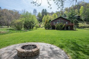 Property grounds - River Haven on the New River | Ultimate Outdoor Living | Hot Tub, Ping Pong, & More (Fleetwood)