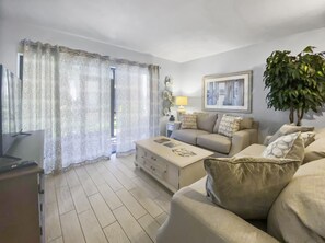 TV, biblioteca musicale, impianto stereo