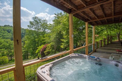 Overlooking the New River + HOT TUB + Fire Pit