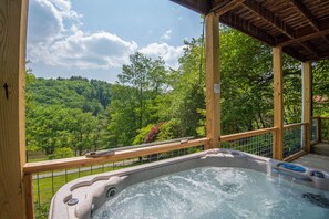 Outdoor spa tub - Overlooking the New River + HOT TUB + Fire Pit (West Jefferson)