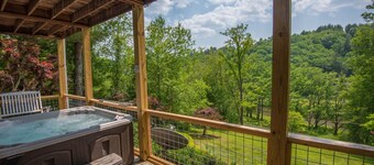 Jackson's Ridge Overlooking New River | Covered Hot Tub | Dog-Friendly