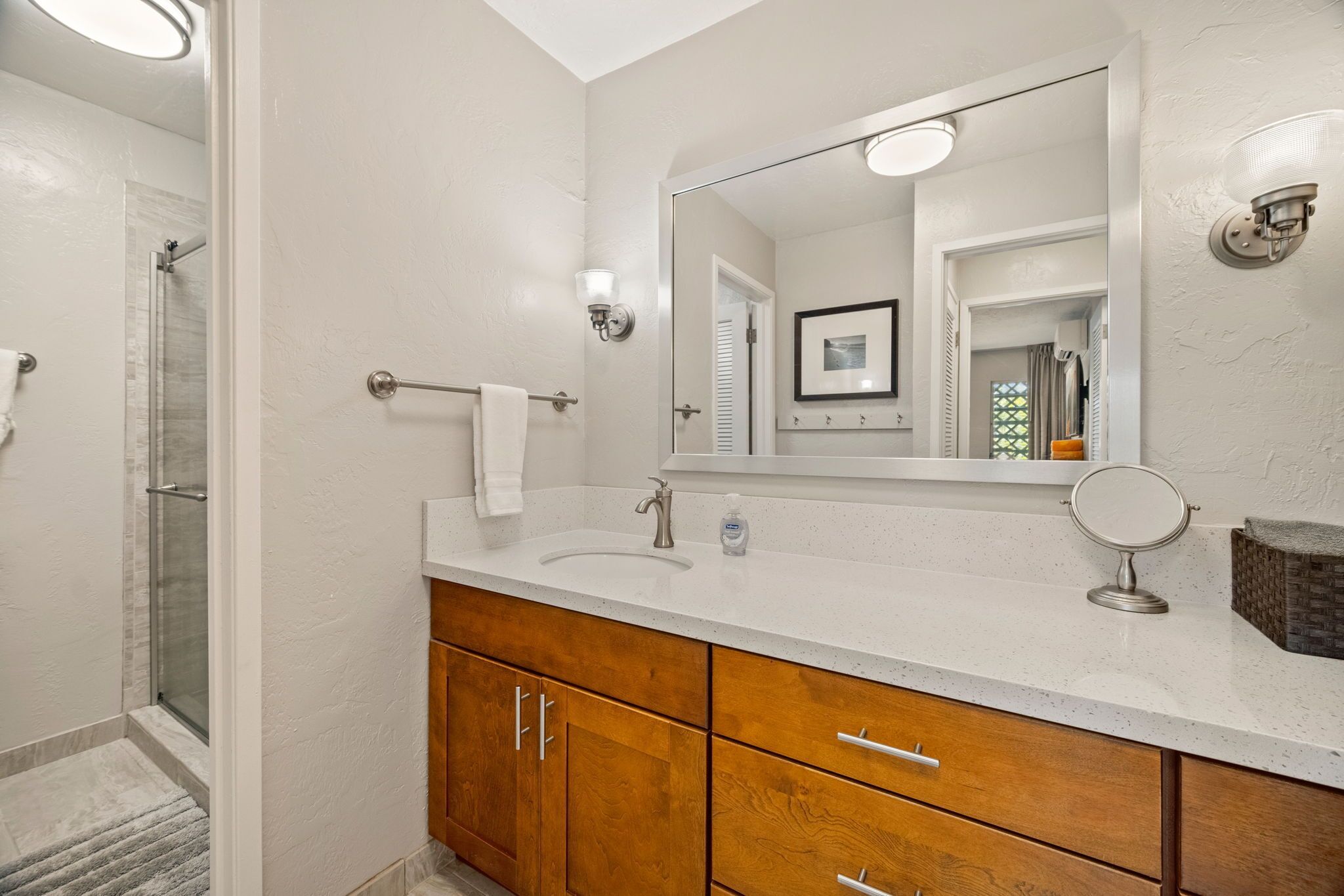 Combined shower/tub, hair dryer, towels