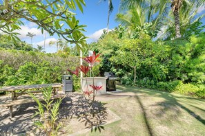 Outdoor dining - Plantation Hale Suites H7, AC, Walk to town, Near Beaches, Comp Wifi (Kapaa)