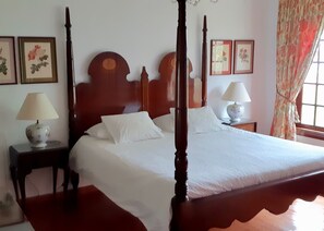 4 soverom, safe på rommet, strykejern/-brett og reiseseng for barn