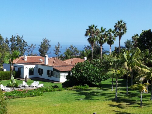 Beautiful villa/farmhouse in exclusive 5,000m2 botanical garden,  private pool