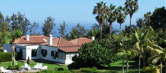 Beautiful villa/farmhouse in exclusive 5,000m2 botanical garden,  private pool