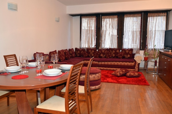 Un vaste salon très cosy à l'entrée de l'appartement