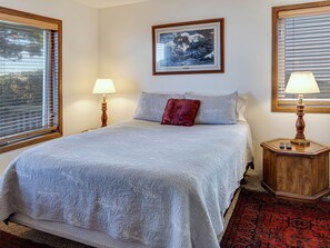 2 bedrooms, iron/ironing board, WiFi, bed sheets - Beach House at Tillicum - Oceanfront (Waldport)