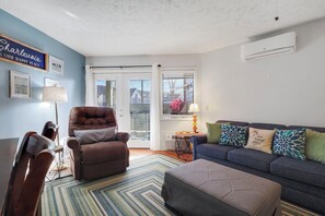 Una Smart TV, una chimenea, un reproductor de DVD