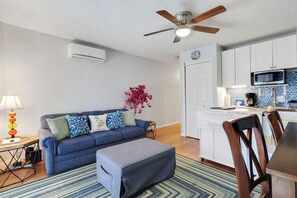 Una Smart TV, una chimenea, un reproductor de DVD