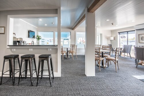 101 Pointes North Inn | Dog Friendly | Downtown Chx | Indoor/Outdoor Pool