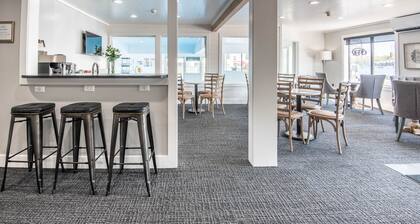 101 Pointes North Inn | Dog Friendly | Downtown Chx | Indoor/Outdoor Pool