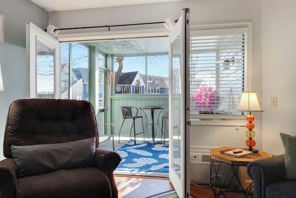 TV connectée, cheminée, lecteur de DVD