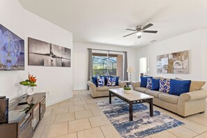 Téléviseur connecté, lecteur de DVD, table de baby-foot