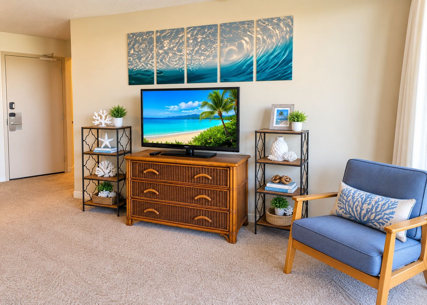 Ein Wohnzimmer mit Fernseher, Rattanmöbeln, Dekoration und Wandbild mit Strandmotiv.