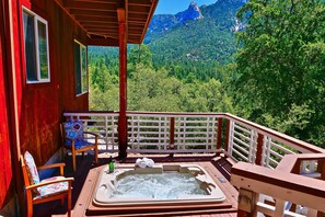 Outdoor spa tub - Luxury Pinnacle Home -View, Spa ,Ping-Pong for 16 (Idyllwild-Pine Cove)