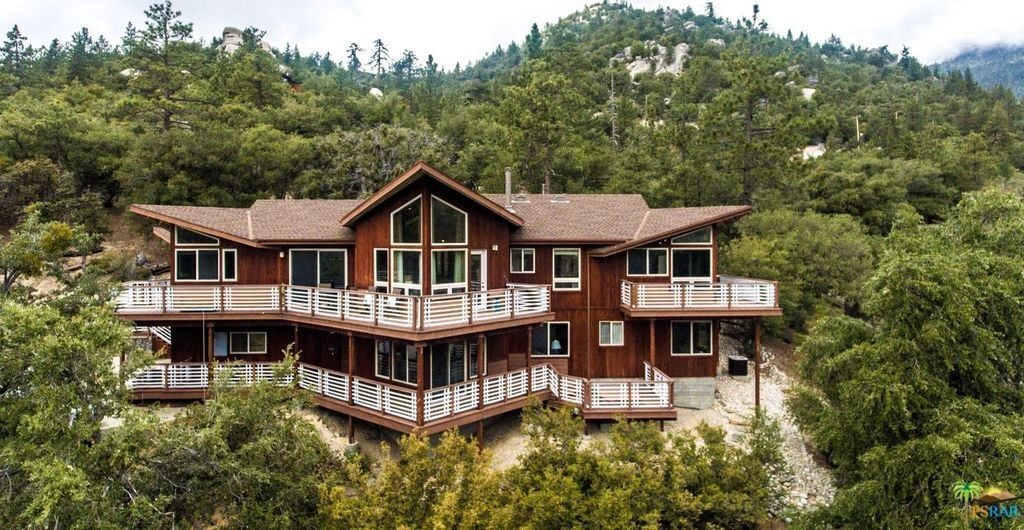 The Pinnacle: Luxury Home w/ Stunning Views, Spa & Ping-Pong Table, sleeps 16