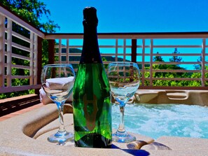 Outdoor spa tub - Luxury Pinnacle Home -View, Spa ,Ping-Pong for 16 (Idyllwild-Pine Cove)