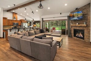 Smart TV, chimenea, reproductor de DVD y tenis de mesa 