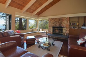 TV, caminetto, lettore DVD, impianto stereo