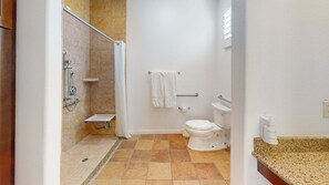 Bañera con ducha, secador de pelo, toallas, jabón