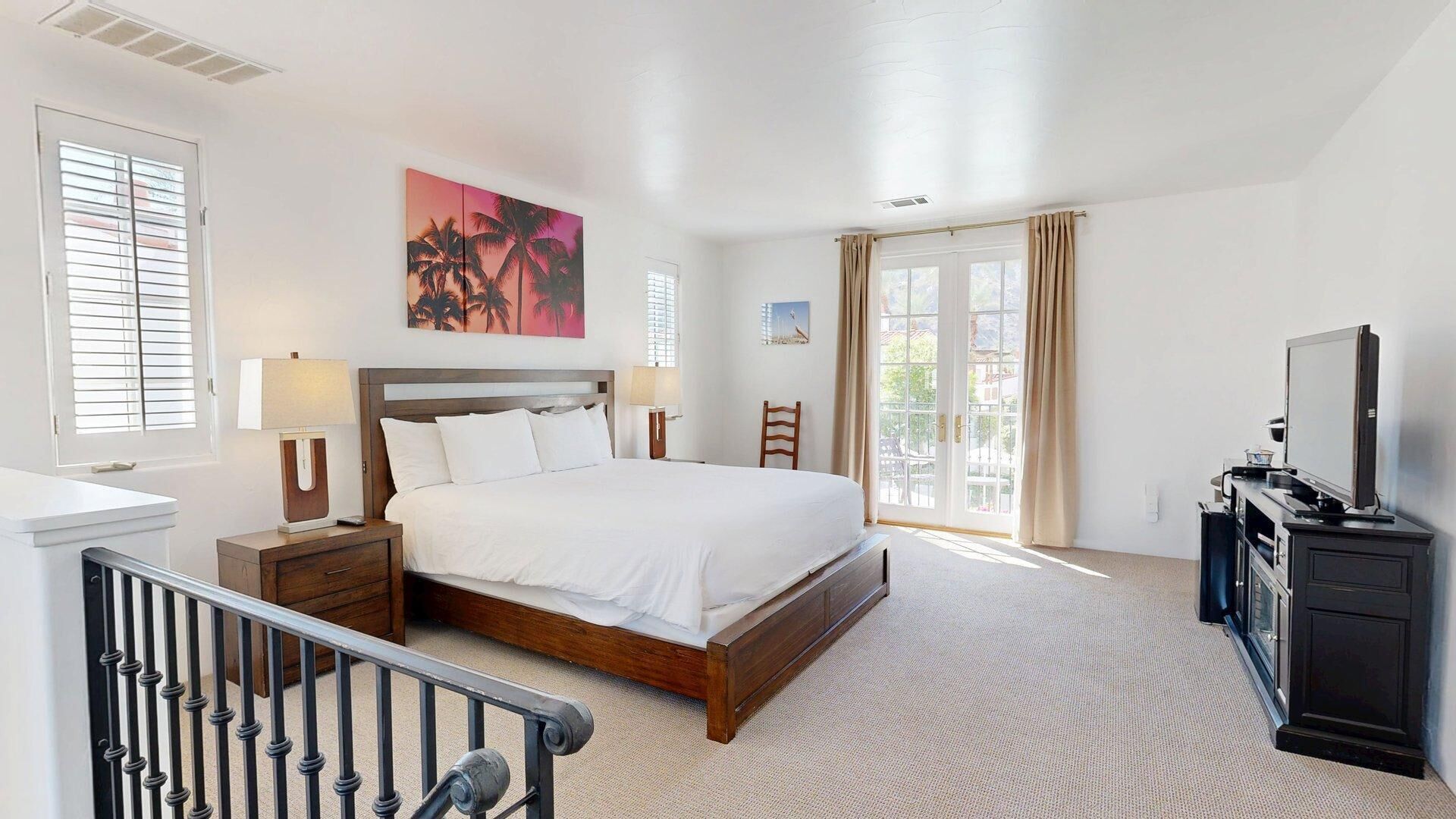 Een strijkplank/strijkijzer, wifi, beddengoed