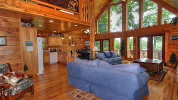 TV connectée, cheminée, lecteur de DVD, baby-foot