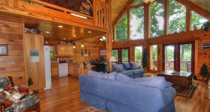 4 BD 3 BA Log Cabin Hot Tub Game Room & Awesome Views: Newly Paved Access