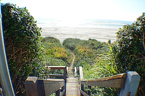 Beach - Our Beach House - Oceanfront in Waldport (Waldport)