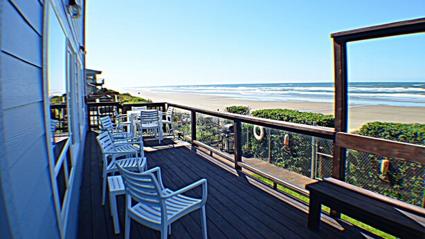 Terrace/patio - Our Beach House - Oceanfront in Waldport (Waldport)