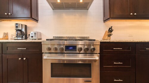 Schoolhouse Cottage - 5 Star Accommodations on Seneca Lake