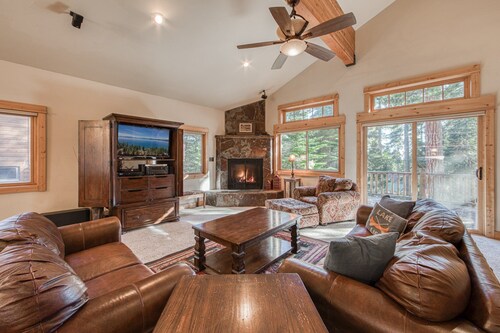 Olive 4 BR Private Hot Tub, Fenced Yard, Pet-Friendly, Walk to Lake