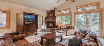 Olive 4 BR Private Hot Tub, Fenced Yard, Pet-Friendly, Walk to Lake