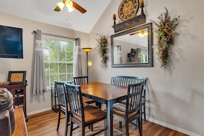 Dining - Pet Friendly! Tuscany on-Taneycomo- 2 bed/2 bath condo on Lake Taneycomo (Branson)