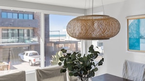 Ein modernes Interieur mit einem großen Fenster, einer Korbtrophäe und einem Blumentopf.