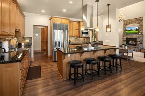 Fridge, microwave, oven, stovetop - Must See Suncadia Retreat! 3 Masters * Hot Tub * Game Room * On the Course! (Cle Elum)